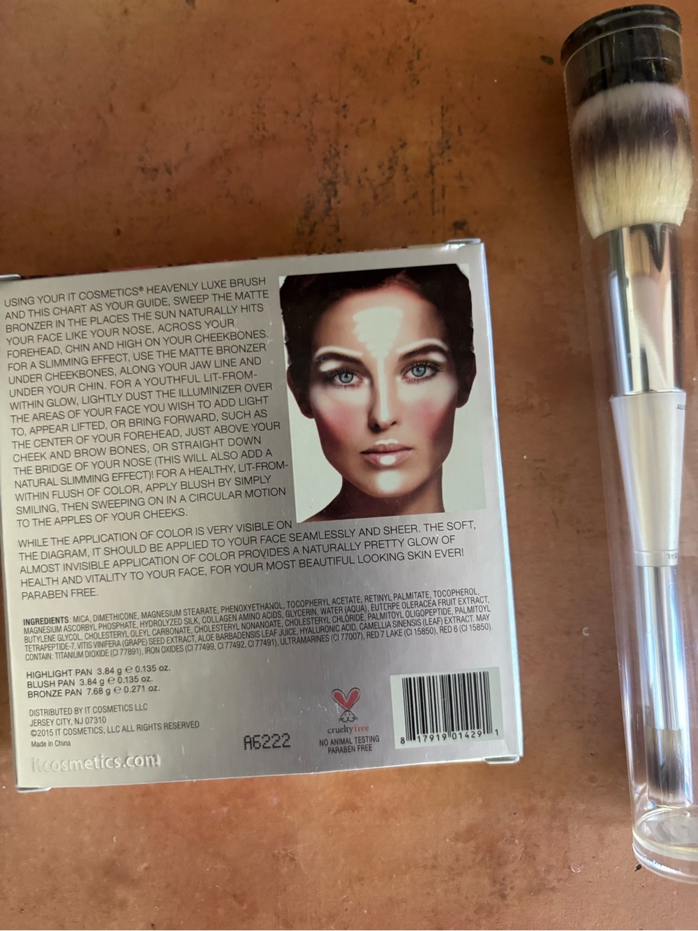 It Cosmetics Live Laugh Love Face Disc with Dual head Bye bye foundation brush - Picture 2 of 3